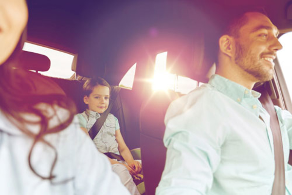 4 de cada 10 padres utiliza el móvil en el coche mientras conduce con sus hijos 