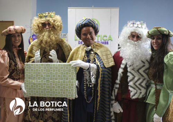 Los Reyes Magos visitan el Hospital de Mérida acompañados de la franquicia La Botica de los Perfumes