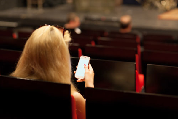Según datos de la franquicia Phone House, solo el 19% de los vascos desconecta el móvil en el cine