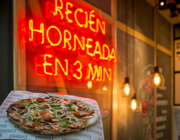 La franquicia PaPizza lanza “Papizza al Gusto”, el arte de una pizza recién hecha en tres minutos