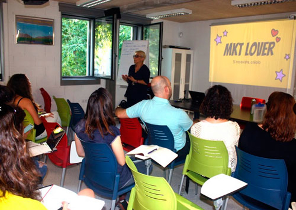 La franquicia Haztúa Psicología Positiva advierte de los riesgos psicológicos del abuso de redes sociales