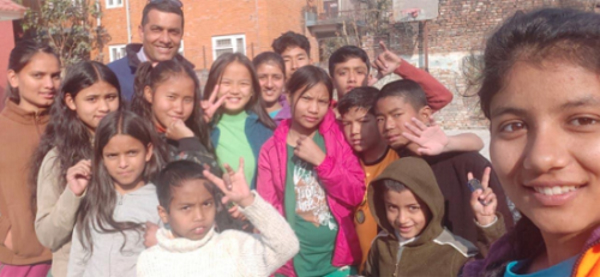 La Mafia se sienta a la mesa y sus franquiciados han ayudado a la escolarización de 500 niños en Nepal