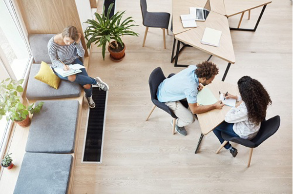Primer paso hacia el ‘coliving’: ¿por qué Cataluña regula minipisos de 24 m2 con espacios comunes complementarios?.